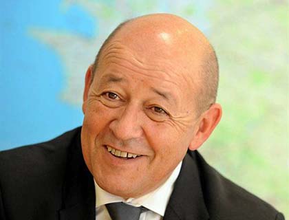 Karzai Meets French DM 