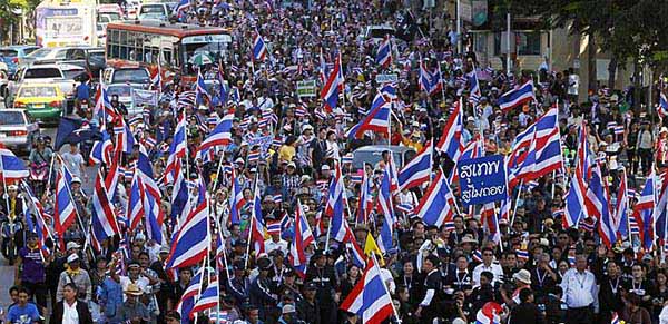 Thai Protesters  Target Ministries,  Threaten Stock Exchange