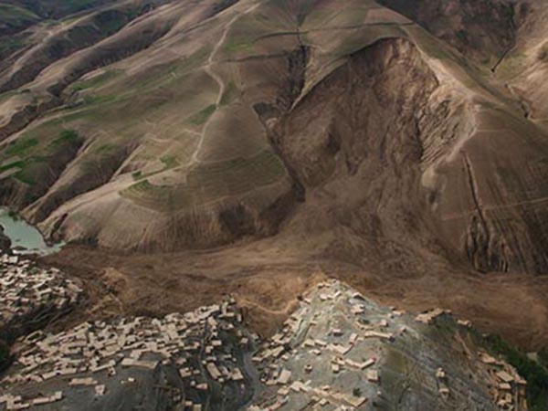 UN Admits Problems in Aid  Delivery as Afghans Flock to Landslide