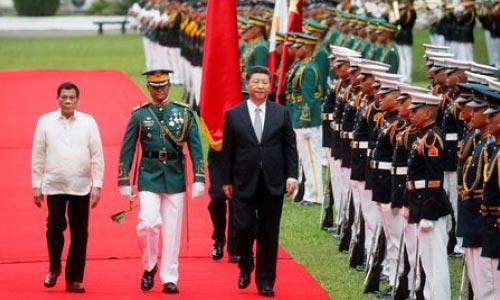 China’s Xi Visits Philippines as Duterte Pressed  to Take Tougher Line