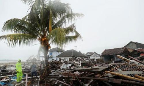 Indonesian Rescuers Struggle Against Heavy Rain  to Reach Tsunami-Hit Villages