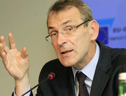 EU Commissioner  Calls for More Efforts  to Improve Afghans Life