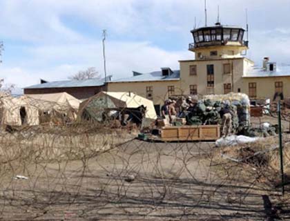 Karzai Meets US Officials, Demands Bagram Transfer