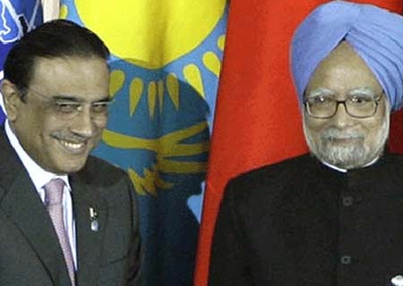 Zardari and Manmohan Singh Agree to Promote Bilateral Relations 